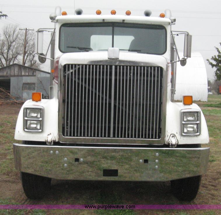 image for item E3395 1996 International F9370 semi truck