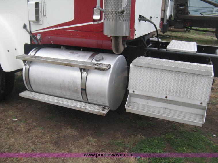 image for item E3395 1996 International F9370 semi truck