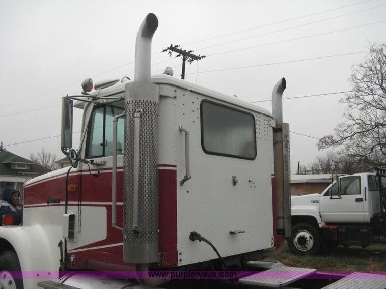 image for item E3395 1996 International F9370 semi truck