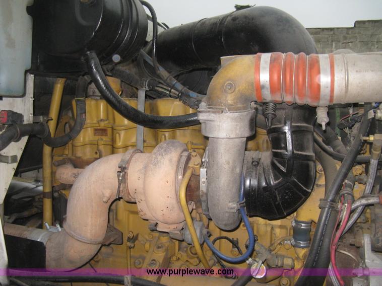 image for item E3395 1996 International F9370 semi truck