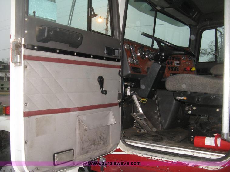 image for item E3395 1996 International F9370 semi truck