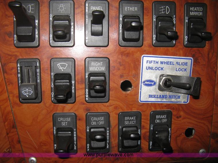 image for item E3395 1996 International F9370 semi truck