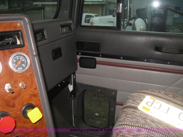 image for item E3395 1996 International F9370 semi truck