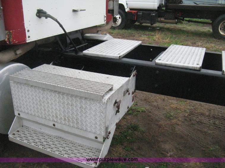 image for item E3395 1996 International F9370 semi truck