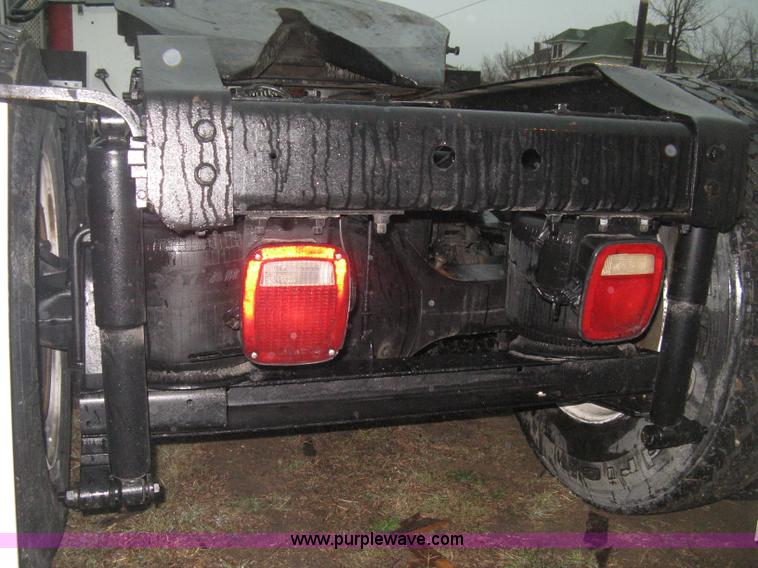 image for item E3395 1996 International F9370 semi truck