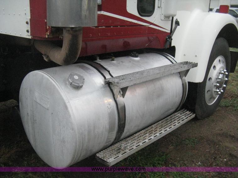 image for item E3395 1996 International F9370 semi truck