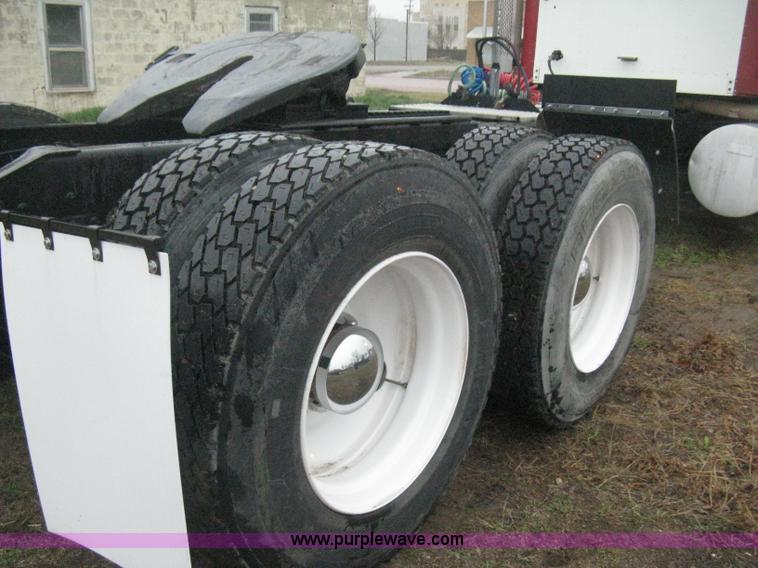 image for item E3395 1996 International F9370 semi truck