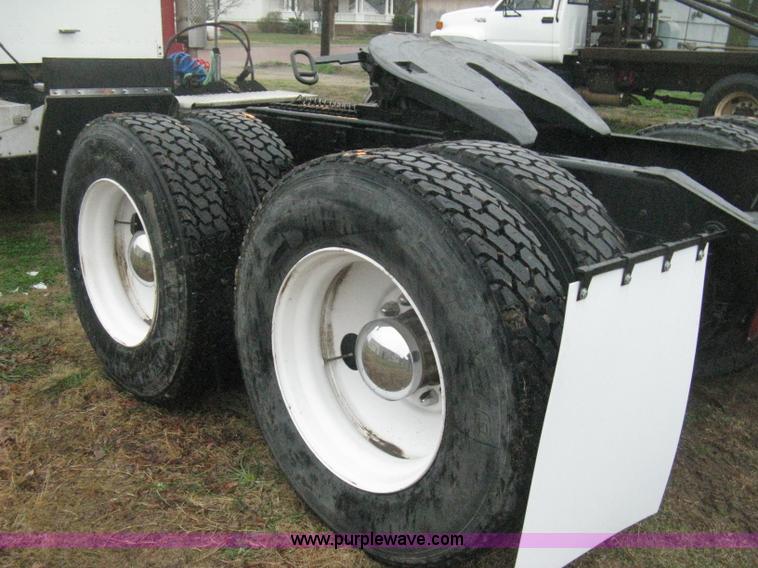 image for item E3395 1996 International F9370 semi truck