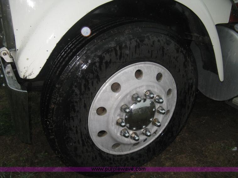 image for item E3395 1996 International F9370 semi truck