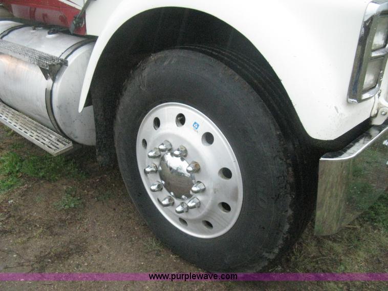 image for item E3395 1996 International F9370 semi truck