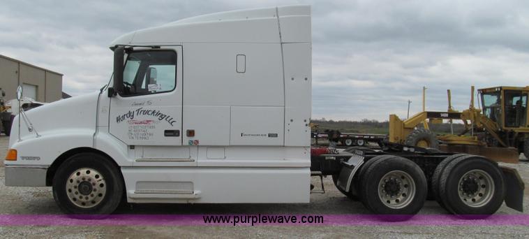 image for item E3896 1998 Volvo VN semi truck