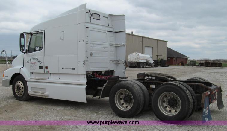 image for item E3896 1998 Volvo VN semi truck