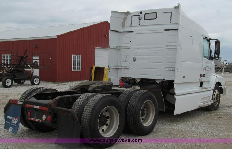 image for item E3896 1998 Volvo VN semi truck