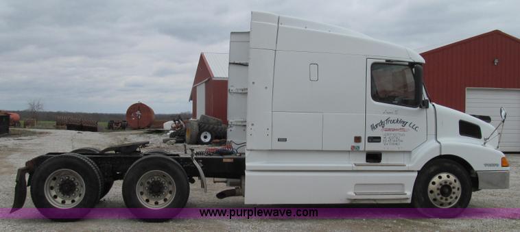 image for item E3896 1998 Volvo VN semi truck