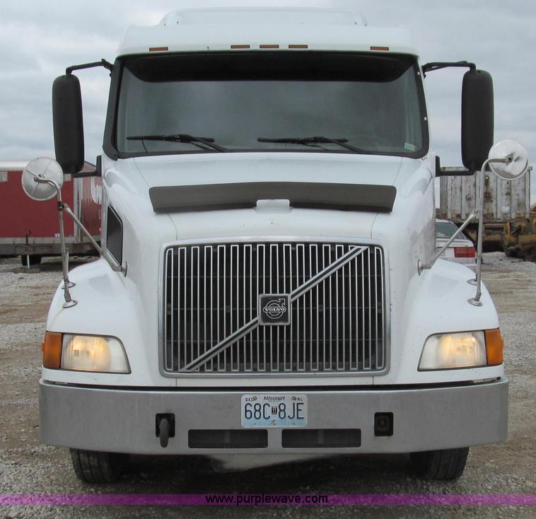 image for item E3896 1998 Volvo VN semi truck
