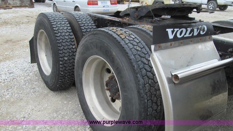 image for item E3896 1998 Volvo VN semi truck
