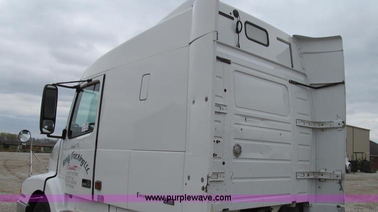 image for item E3896 1998 Volvo VN semi truck