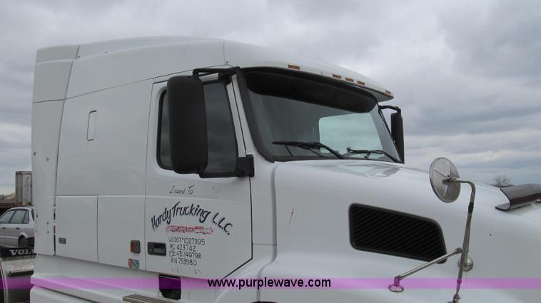 image for item E3896 1998 Volvo VN semi truck