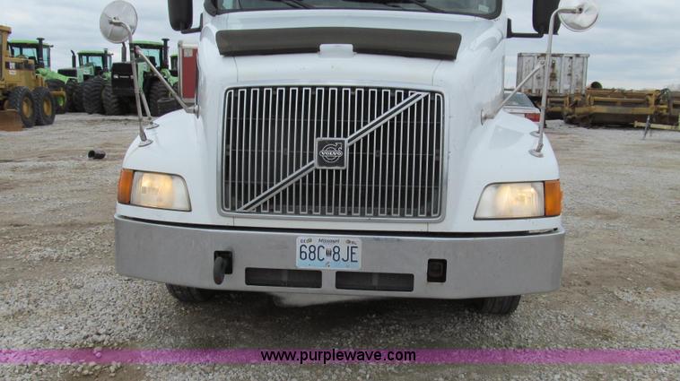 image for item E3896 1998 Volvo VN semi truck