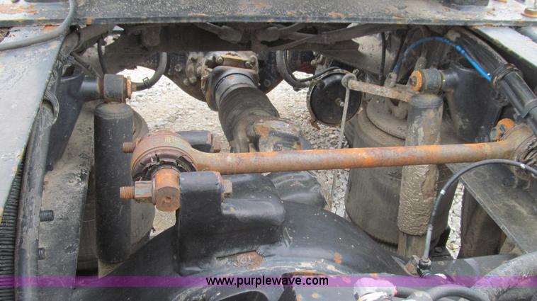 image for item E3896 1998 Volvo VN semi truck