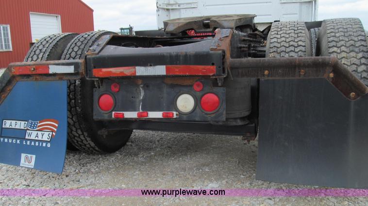 image for item E3896 1998 Volvo VN semi truck