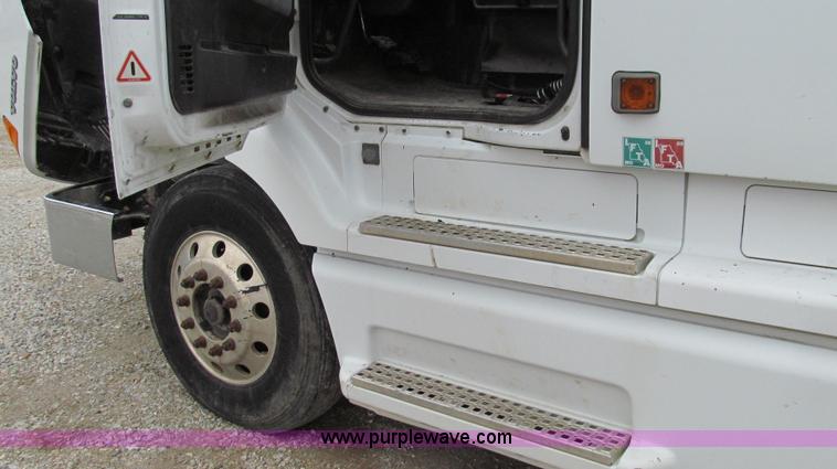 image for item E3896 1998 Volvo VN semi truck