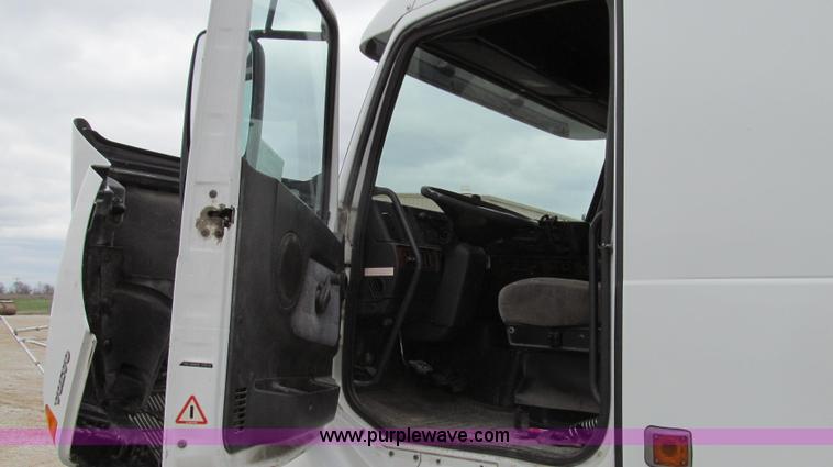 image for item E3896 1998 Volvo VN semi truck