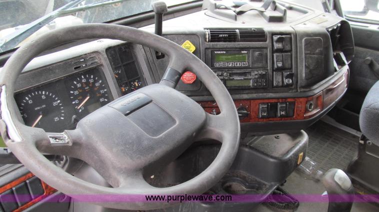 image for item E3896 1998 Volvo VN semi truck