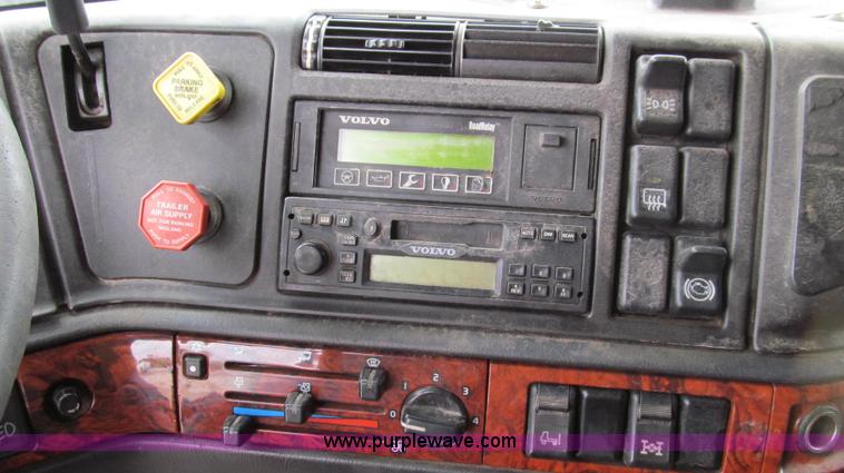 image for item E3896 1998 Volvo VN semi truck