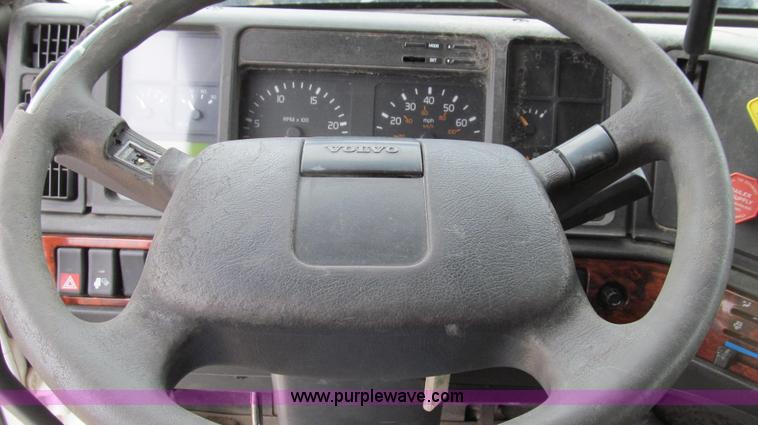 image for item E3896 1998 Volvo VN semi truck