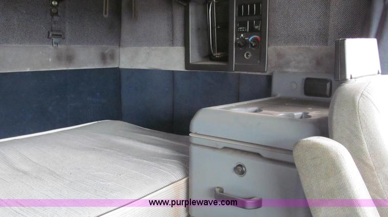 image for item E3896 1998 Volvo VN semi truck