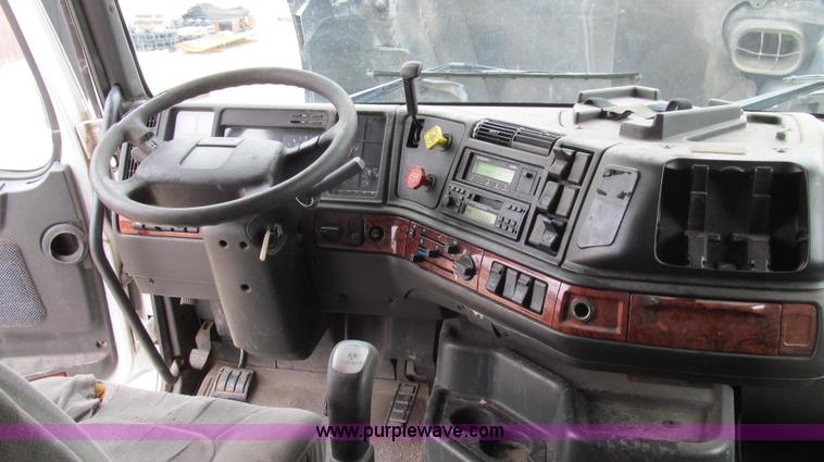 image for item E3896 1998 Volvo VN semi truck