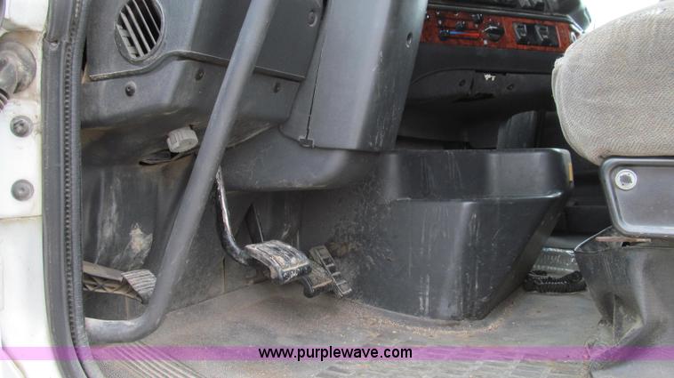 image for item E3896 1998 Volvo VN semi truck