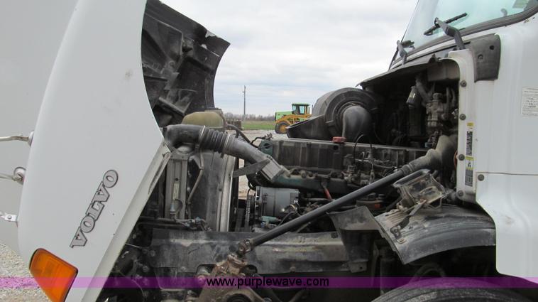 image for item E3896 1998 Volvo VN semi truck