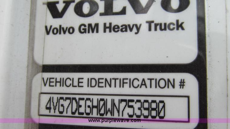 image for item E3896 1998 Volvo VN semi truck