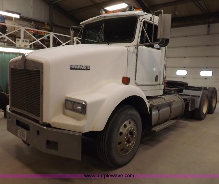 image for item F8750 1995 Kenworth T800B semi truck