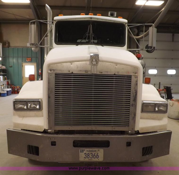 image for item F8750 1995 Kenworth T800B semi truck