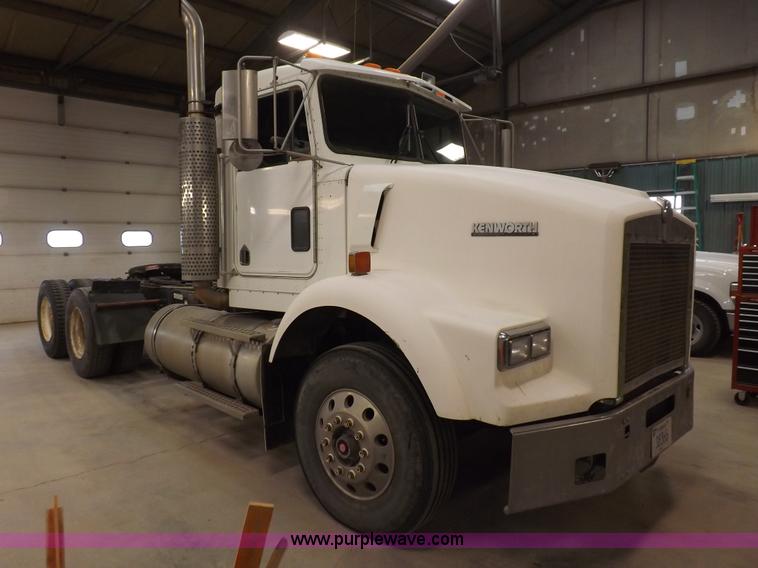 image for item F8750 1995 Kenworth T800B semi truck