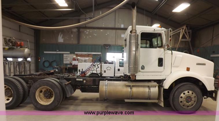 image for item F8750 1995 Kenworth T800B semi truck