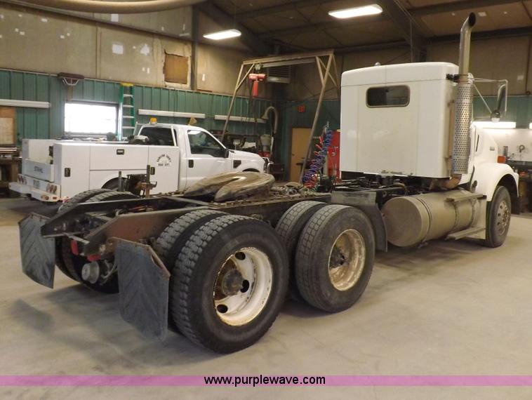 image for item F8750 1995 Kenworth T800B semi truck