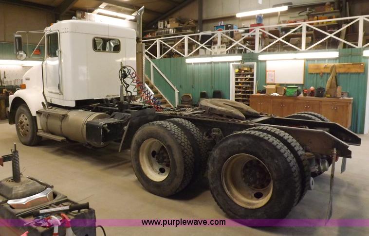 image for item F8750 1995 Kenworth T800B semi truck
