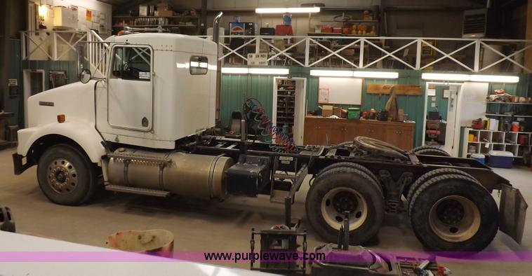 image for item F8750 1995 Kenworth T800B semi truck