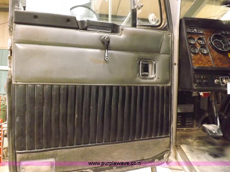 image for item F8750 1995 Kenworth T800B semi truck