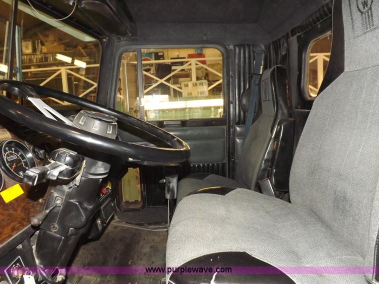 image for item F8750 1995 Kenworth T800B semi truck