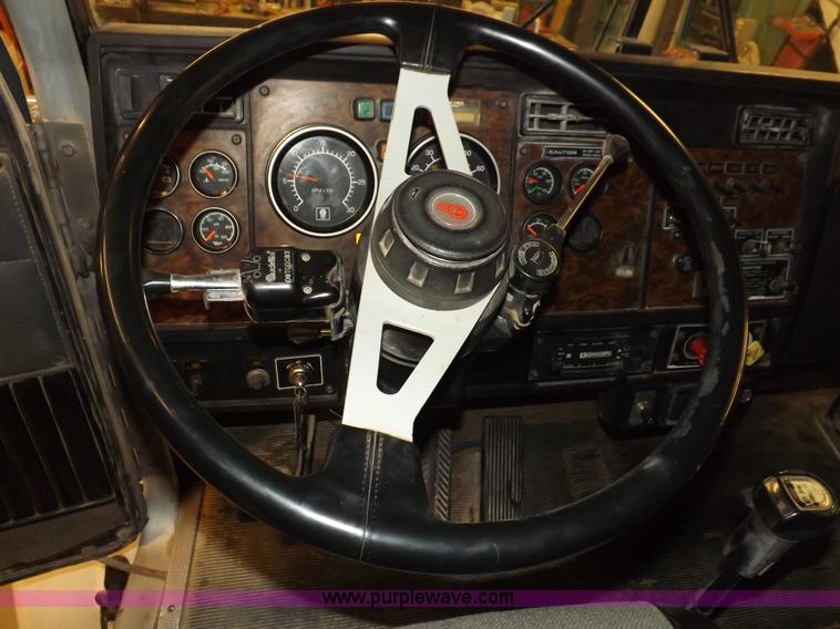 image for item F8750 1995 Kenworth T800B semi truck