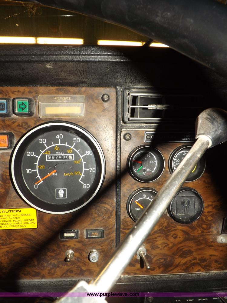 image for item F8750 1995 Kenworth T800B semi truck
