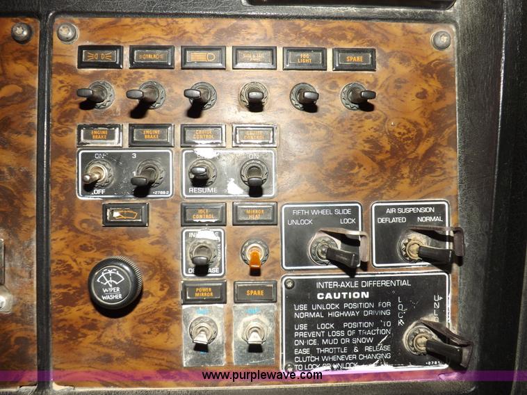 image for item F8750 1995 Kenworth T800B semi truck