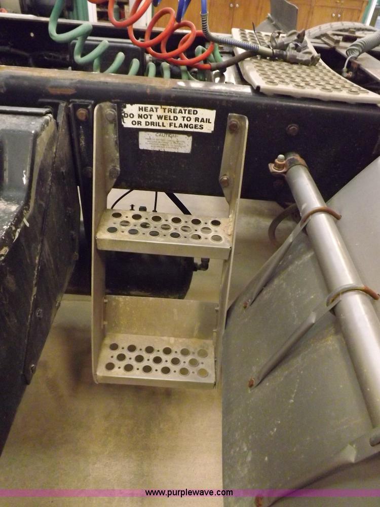 image for item F8750 1995 Kenworth T800B semi truck