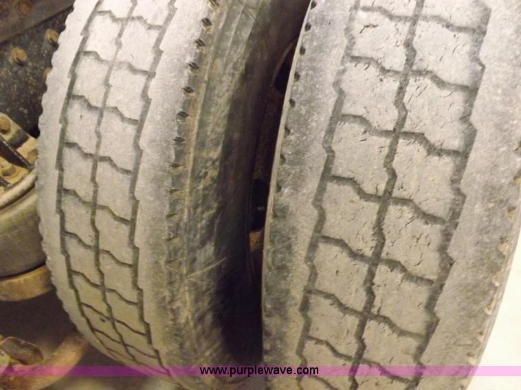 image for item F8750 1995 Kenworth T800B semi truck