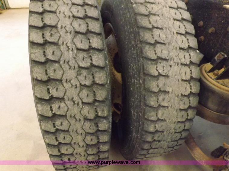 image for item F8750 1995 Kenworth T800B semi truck